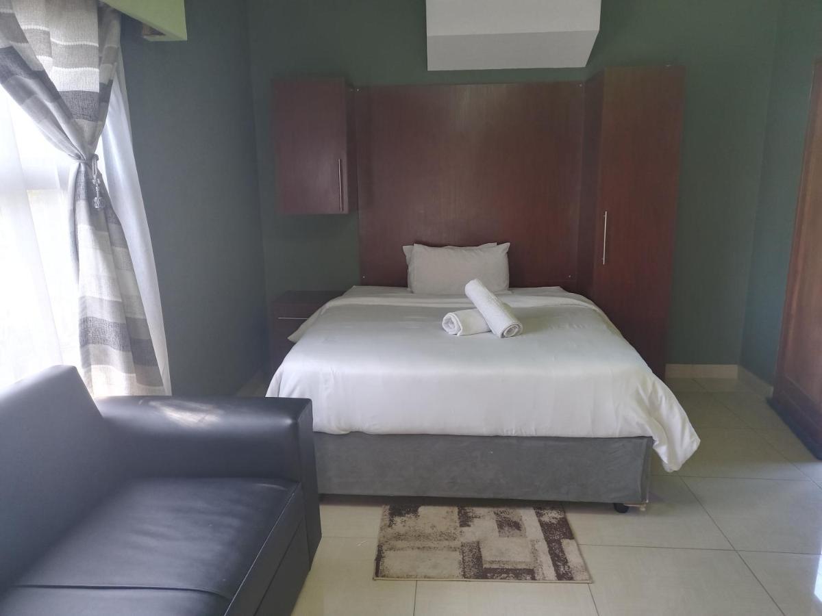 Wise Bird Guest House Roodepoort Bagian luar foto