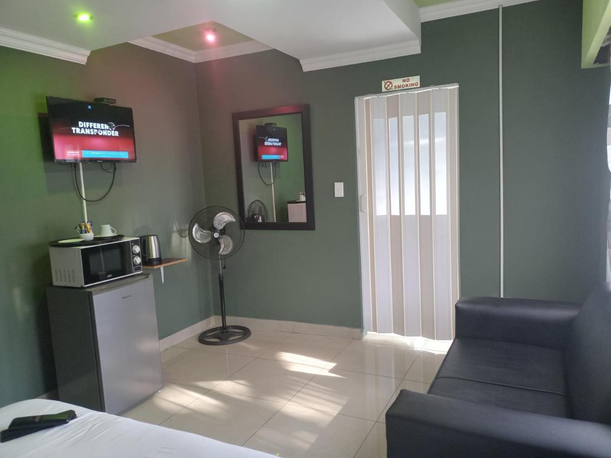 Wise Bird Guest House Roodepoort Bagian luar foto