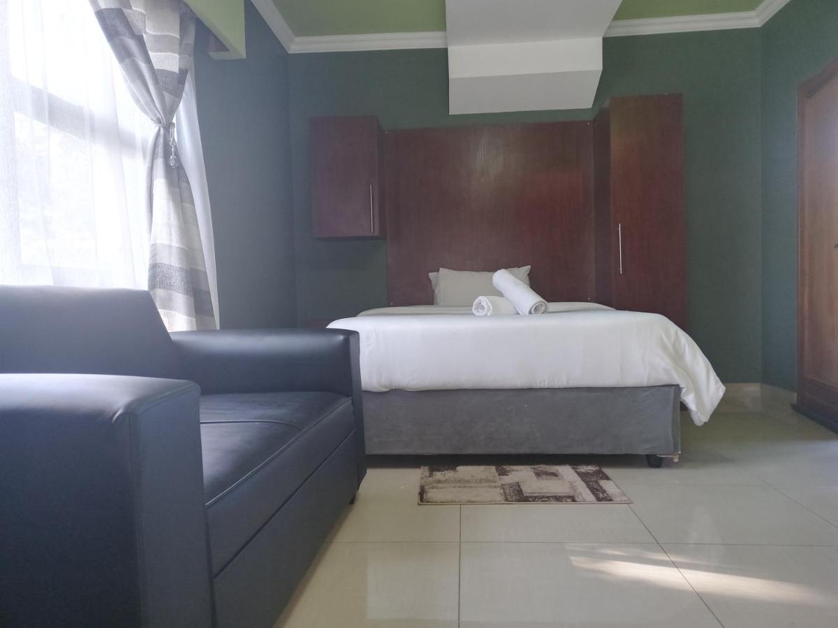 Wise Bird Guest House Roodepoort Bagian luar foto